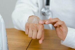 Sucha skóra (xerosis) – przyczyny, objawy i&nbsp;skuteczna pielęgnacja