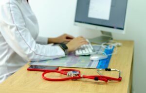 Czy&nbsp;grypa może powodować powikłania kardiologiczne – wpływ infekcji na&nbsp;serce i&nbsp;układ krążenia