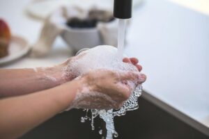 Jak chronić domowników przed&nbsp;infekcją – skuteczna profilaktyka zakażeń w&nbsp;domu