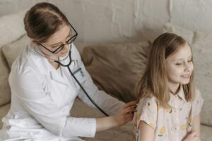 Jak rozpoznać infekcję wirusową – objawy i&nbsp;diagnostyka chorób wirusowych